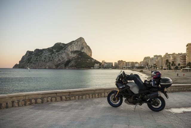 widok na skałę Ifach podczas hiszpańskiej motofiesty wycieczka motocyklowa